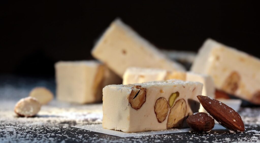 Comida y gastronomía tradicional alicantina: dulces caseros tipo turrón alicantino en restaurante de la zona interior