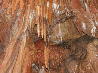 Interior de la Cova del Somo con arte prehistórico y formaciones rocosas en la sierra de Alicante