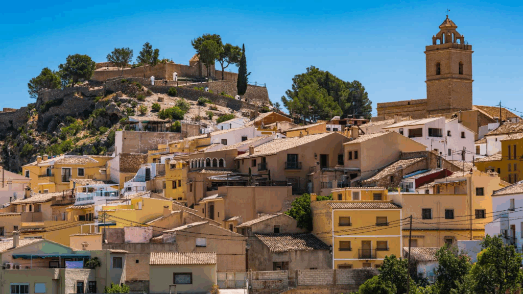 Fuente de los 221 caños en Polop de la Marina rodeada de vegetación y arquitectura tradicional alicantina