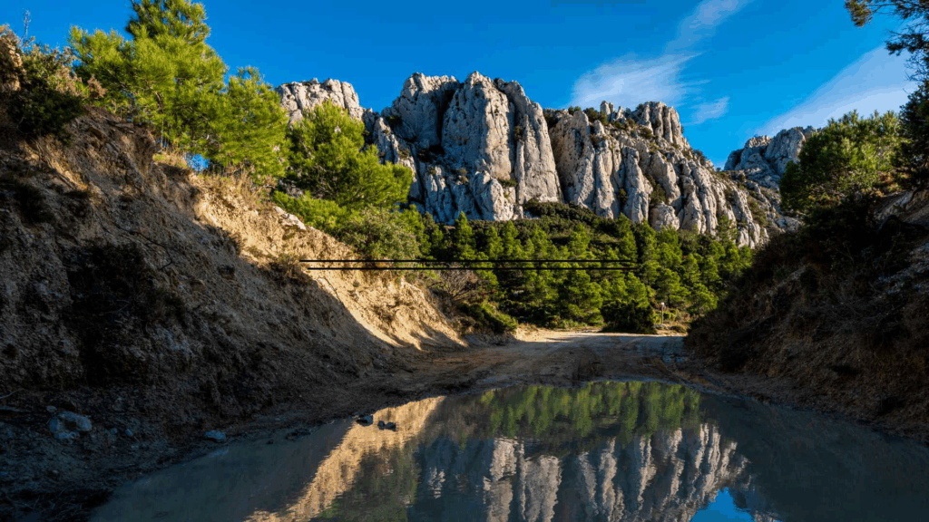 Calle empedrada con acequia tradicional y casas blancas en el pueblo de Sella, Sierra de Aitana