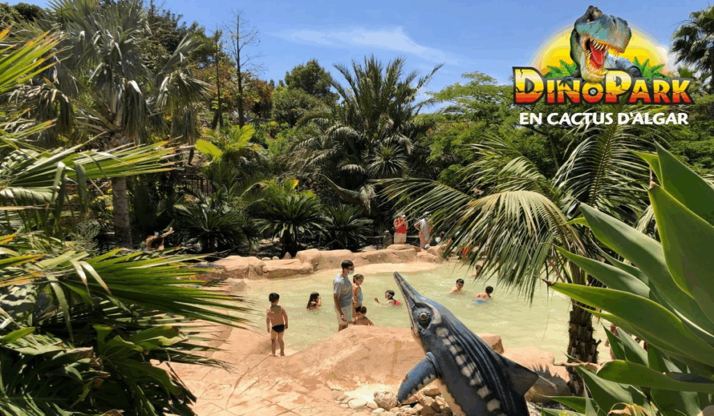 Dinosaurio a tamaño real en Dino Park Algar, parque temático familiar cerca de La Nucía, Alicante