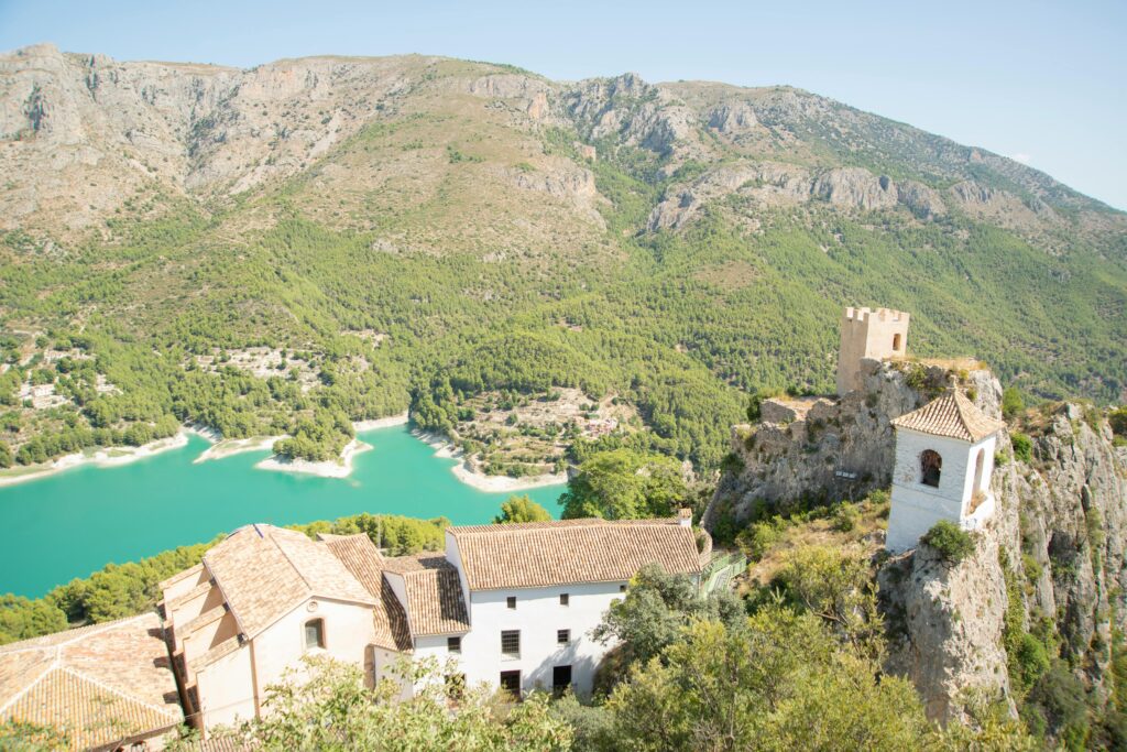Vista aérea del castillo de Guadalest y el embalse rodeado de montañas en el interior de Alicante