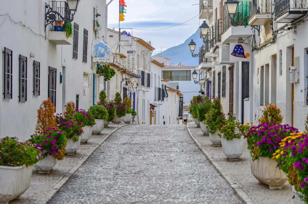 Vista del casco antiguo de Altea con casas blancas, cúpula azul y el mar Mediterráneo al fondo, en la Costa Blanca, Alicante