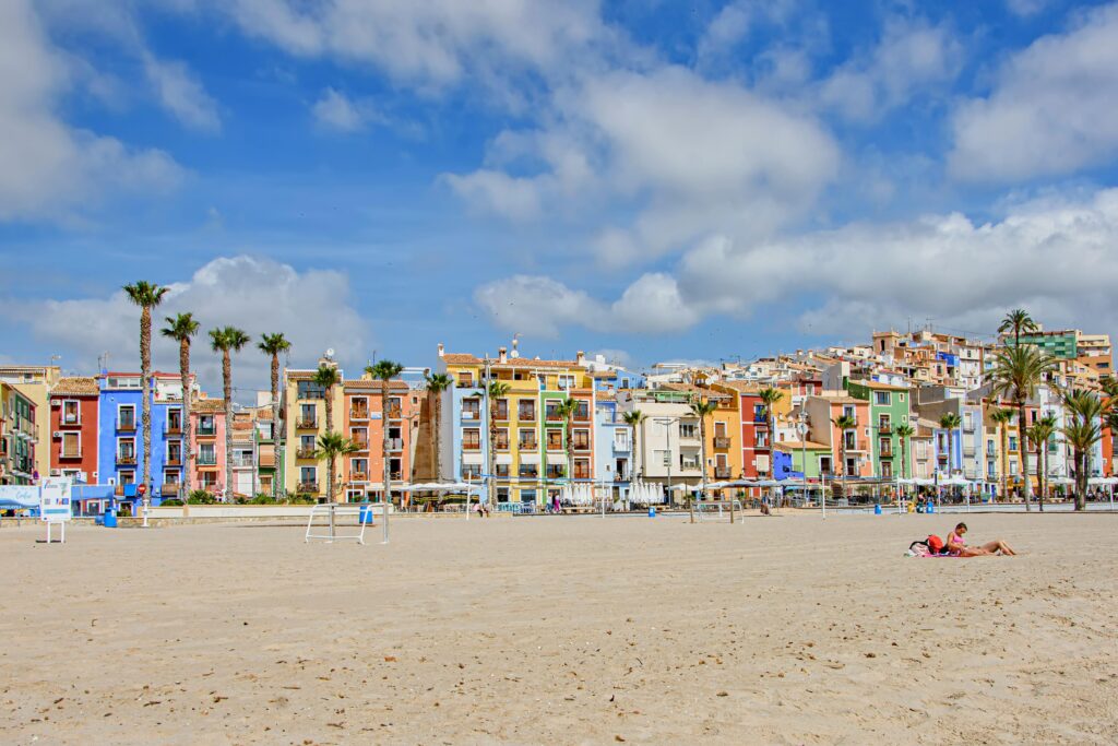 Casas de colores junto al mar Mediterráneo en el casco antiguo de Villajoyosa, Costa Blanca